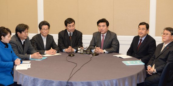 새누리당 원유철 원내대표(오른쪽 세번째)와 더불어민주당 이종걸 원내대표(오른쪽 네번째)가 11일 4.13 총선 선거구획정 기준과 쟁점법안의 1월 임시국회 처리 협상을 위한 여야 원내지도부 회동에서 환담하고 있다. 사진=김범석 기자
