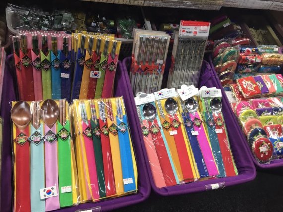 전통 기념품을 판매하는 매장과 노점상을 쉽게 찾을 수 있는 서울 남대문 시장은 제조업체 및 제조국가를 표기한 제품을 찾기 힘들다. 제품 포장에 태극기 스티커를 붙여 국산인 것처럼 판매하고 있다.