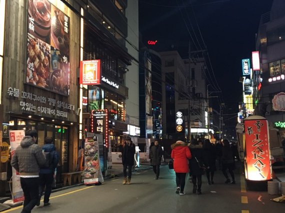 서울 홍대 일대와 강남이 외국인들의 신도락 관광지로 부상하고 있지만 일본식 주점인 이자카야나 서양식 레스토랑이 주를 이루고 있다. 강남 거리에 자리잡고 있는 이자카야.