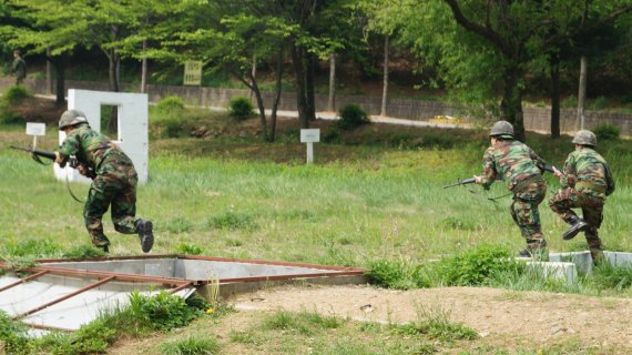 예비군들이 은엄폐물을 이용한 기동훈련을 하고 있다. 간부예비군 비상근 예비군은 지휘관 및 참모 업무와 교관의 역활도 수행하게 된다.(사진=문형철 기자)