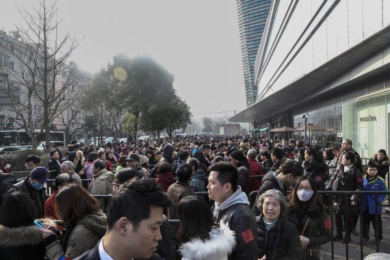 이랜드그룹이 지난 15일 개최한 중국 상하이 창닝지구내 복합쇼핑몰 '팍슨뉴코아몰' 개장식에서 현지 쇼핑객들이 장사진을 치고 있다. 이랜드는 이날 14만명의 쇼핑객이 몰렸다고 밝혔다.