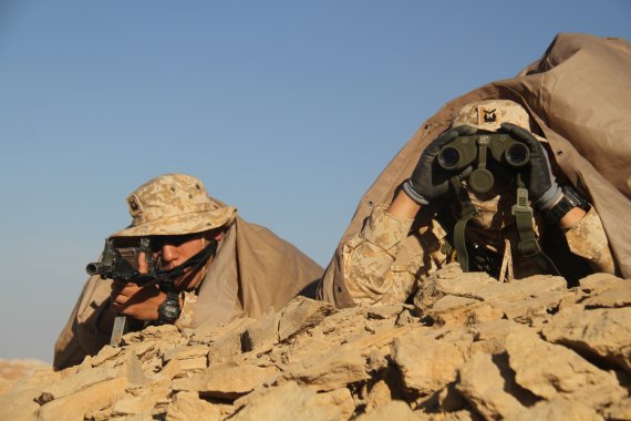 UAE에 파병된 아크부대가 지난 1월 11일 파병 5주년을 맞은 가운데 50℃가 넘는 알아인(AlAin) 사막지역에서 목표지역에 대한 정찰훈련을 실시하고 있다.