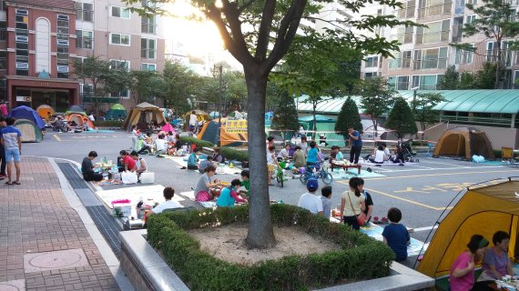 강동구 고덕동 '고덕주공3단지' 내 전·월세 및 복지상담창구(위)와 노원구 '공동주택 지원사업'의 일환으로 실시한 월계동 '월계 초안산 쌍용닷홈' 단지내 캠핑(아래)/사진=서울시 강동구, 노원구