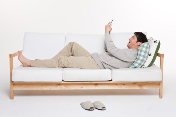 소파에 앉는 자세로 보는 성격 유형 12가지