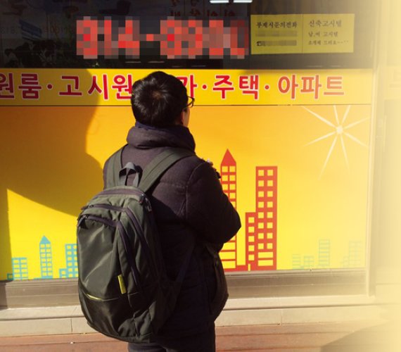 서울 노량진에서 한 청년이 집을 구하기 위해 부동산 중개업소를 살펴보고 있다. 학생을 비롯한 대부분 청년들은 2000만~3000만원의 보증금에 월 30만~40만원을 내면서 겨우 생활하고 있다.<div id='ad_body2' class='ad_center'></div>