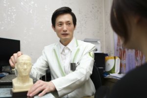 밥 먹다 눈물 줄줄 … 구안와사 후유증, 초기 한방치료로 잡자