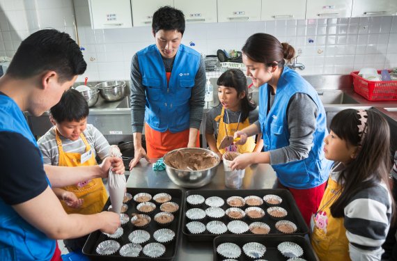 아주그룹 임직원들이 '아주행복한공부방' 아이들과 방과후 활동을 진행하고 있다.