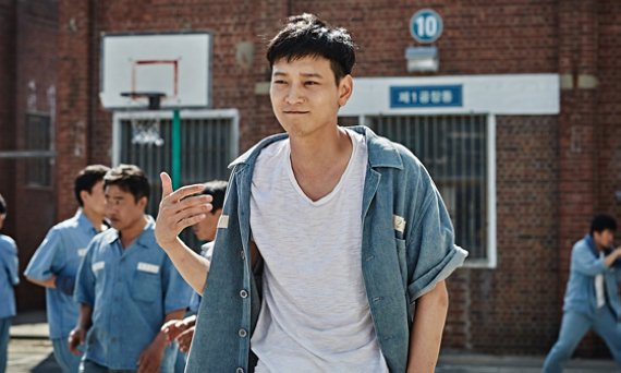 "알고보면 저 웃긴 남자예요" 영화 '검사외전'에서 꽃미남 사기꾼으로 변신한 배우 강동원