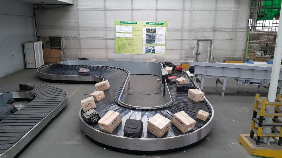 ▲한국공항공사가 세계 최초로 개발한 이중 경사형 컨베이어