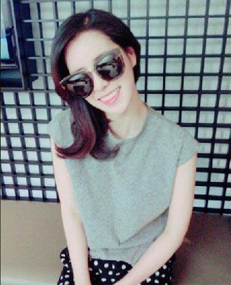 임지연 대박, 민소매 티 입고 선글라스 낀 채…순백 피부에 화사한 미소 보니