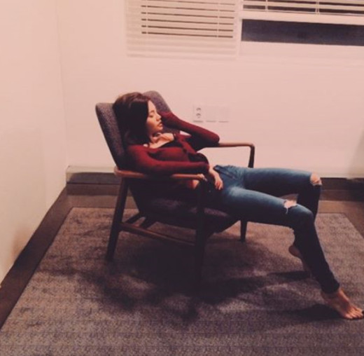 안다, 의자 앉아 청바지 패션 긴 다리 드러내며…늘씬 기럭지에 ‘깜짝’