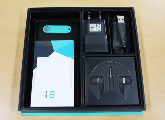 '9만원대' 위코 퓨어 만져보니 "정말 얇고 가볍네"