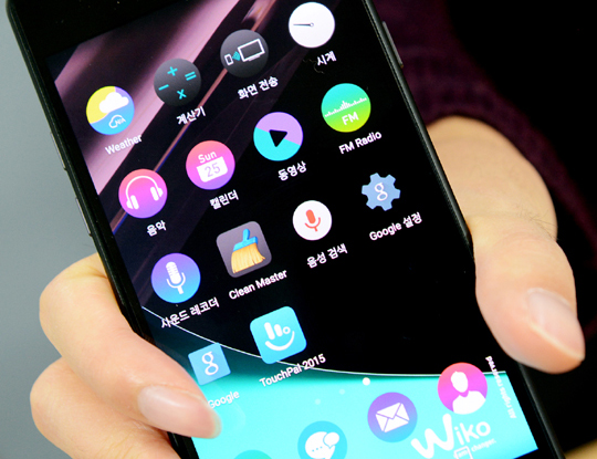 '9만원대' 위코 퓨어 만져보니 "정말 얇고 가볍네"