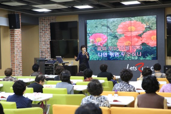 노래교실은 문화공감센터 최고 인기 강좌로 꼽힌다. 편안한 좌석에 앉아 큰 화면에 가사를 띄워놓고 노래할 수 있어 생동감이 넘친다는 평가다.