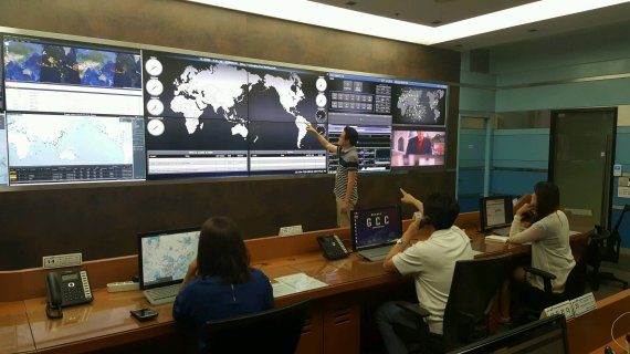 삼성SDS의 글로벌 컨트롤센터(GCC) 중앙 상황실에서 실시간 물류 이동 현황을 모니터링하고 있다.