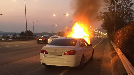 ▲지난해 11월3일 경기도 고양시에서 발생한 BMW 520d의 주행중 화재 사고 현장