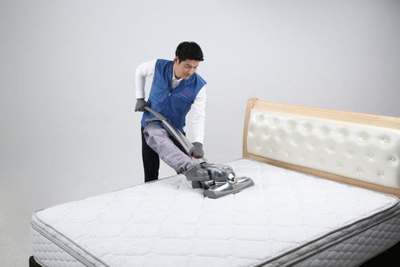 한샘이 4일 출시한 포켓스프링 매트리스 '사일런나잇 다이너스티(왼쪽)'과 코웨이가 선보인 매트리스 케어 렌탈 서비스.