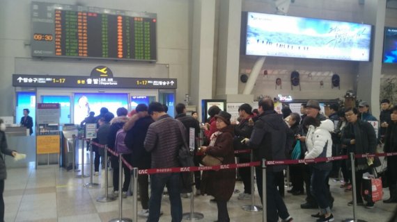 "경제난이지만 설레는 고향길"..기차역, 공항, 버스터미널 '북적'