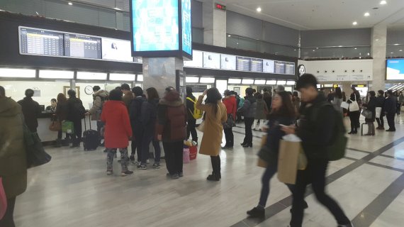 "경제난이지만 설레는 고향길"..기차역, 공항, 버스터미널 '북적'
