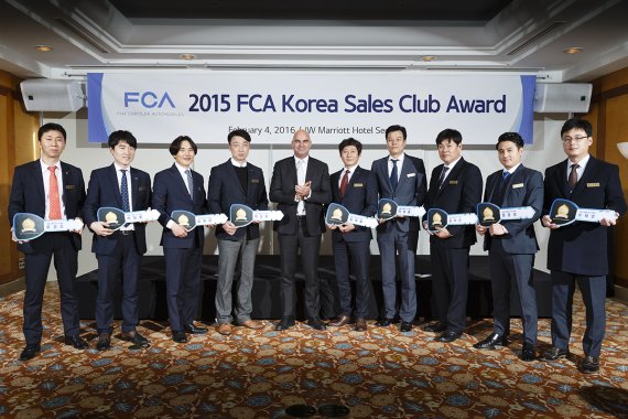 ▲지난 4일 열린 FCA '2015 세일즈 클럽 어워드' 시상식에서 수상자들이 기념사진 포즈를 취하고 있다.