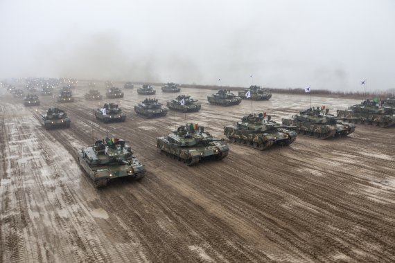 제20 기계화보병 사단의 전차들이 지축을 뒤흔들며 기동했다.