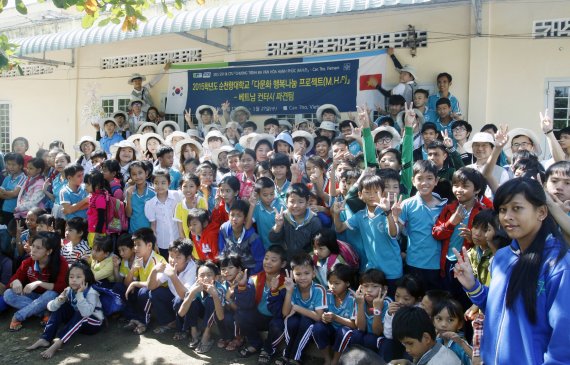 순천향대 '다문화 행복나눔 프로젝트' 베트남 컨떠시 파견팀 봉사단 학생들이 현지 지적장애아동학교 '쩡뚱라이'에서 교육봉사 활동을 마치고 현지 학생들과 함께했다.