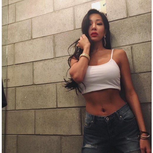 제시, 탱크톱 입고 탄탄한 복근 과시…쏙 들어간 허리까지