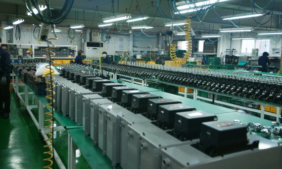 공작.산업기계용 자동 윤활펌프 전문기업인 ㈜한성정공은 수입에 전적으로 의존해왔던 제품을 국산화, 연간 150억원의 수입대체 효과를 거두고 있다. 공장 작업장에서 근로자들이 제품을 생산하고 있다.