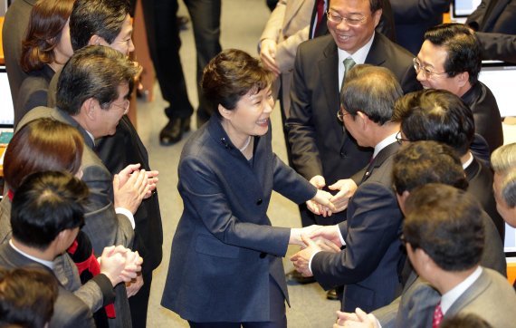 박근혜 대통령이 16일 국회 본회의에서 북한의 4차 핵실험 및 장거리 미사일 발사로 인한 안보위기 등과 관련해 '국정에 관한 국회 연설'을 한 후 의원들의 인사를 받으며 국회를 떠나고 있다. 사진=서동일 기자