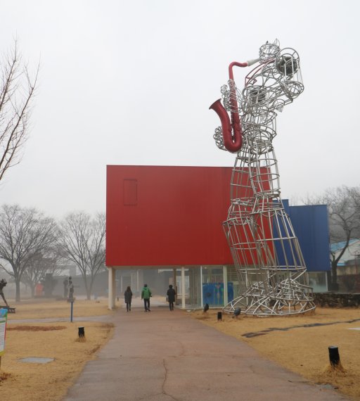 빨간 지붕이 인상적인 경기도 양주 가나아트파크 레드스페이스 앞에 김택기 작가의 조각작품 '평화의 꿈'이 우뚝 서있다. 사진=김정호 선임기자