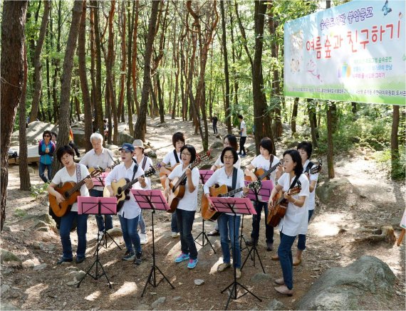 ▲서울 노원구가 지난해 '우리마을 특화사업'으로 진행된 '불암산 숲속 도서관에서 여름숲과 친구되기' 행사에서 주민들이 공연을 하고 있다. /사진=서울 노원구