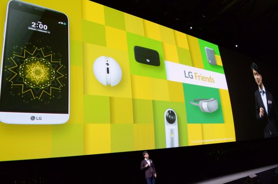 ▲LG전자는 올해 '모바일 월드 콩그레스(MWC)'에서 다양한 엔터테인먼트 기기('LG 프렌즈')를 연결할 수 있는 전략 스마트폰 'LG G5'를 공개했다. LG전자 MC사업본부장 조준호 사장이 21일(현지시간) 스페인 바르셀로나 '산 호르디 클럽'에서 열린 'LG G5 Day' 행사에서 전략 스마트폰 'LG G5'를 소개하고 있다. 조 사장은 'G5를 통해 LG 모바일만의 팬덤 문화를 만들어 가겠다'고 밝혔다. /사진=LG전자