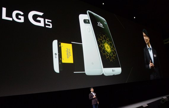 ▲LG전자는 올해 '모바일 월드 콩그레스(MWC)'에서 다양한 엔터테인먼트 기기('LG 프렌즈')를 연결할 수 있는 전략 스마트폰 'LG G5'를 공개했다. LG전자 MC사업본부장 조준호 사장이 21일(현지시간) 스페인 바르셀로나 '산 호르디 클럽'에서 열린 'LG G5 Day' 행사에서 전략 스마트폰 'LG G5'를 소개하고 있다. 조 사장은 'G5를 통해 LG 모바일만의 팬덤 문화를 만들어 가겠다'고 밝혔다.<div id='ad_body2' class='ad_center'></div> /사진=LG전자