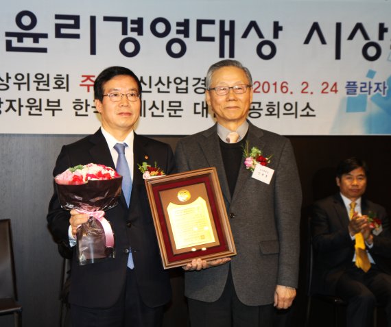 ㈜한화가 24일 더플라자호텔에서 열린 제13회 한국윤리경영대상에서 환경부문 대상을 수상했다. 이날 시상식에는 ㈜한화 경영지원총괄임원 이성규 전무가 참석했다.