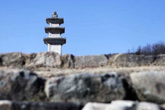 원주 거돈사지 입구에서 본 거돈사지 삼층석탑