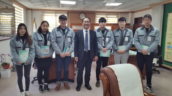 이성해 부산지방국토관리청장(왼쪽 네번째)과 부산국토청이 마련한 '2016년도 차세대 건설리더 겨울학교' 참가 학생들이 기념사진을 촬영하고 있다.