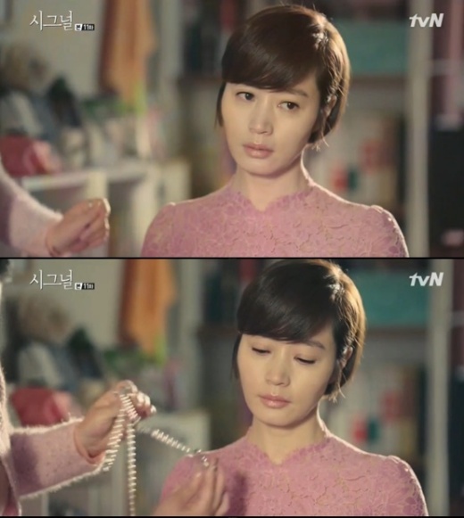 시그널 김혜수, ‘검정코트+청바지’VS‘핑크원피스+진주귀고리’