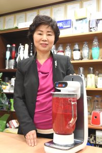 제이월드텍 한석재 대표가 최근 개발에 성공한 국내 최초 '진공믹서기'를 시연해 보이고 있다.