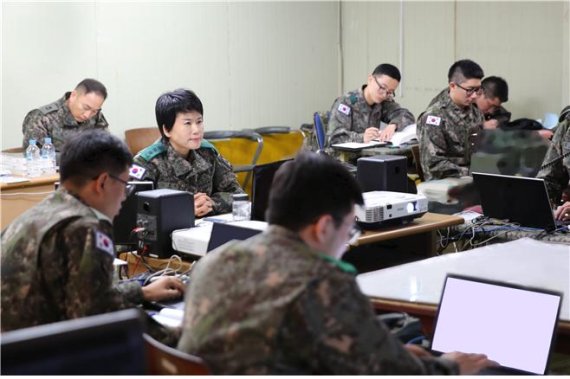 여군 최초로 보병사단 연대장 직책을 맡고 있는 노경희 대령이 회의를 주관하고 있다.