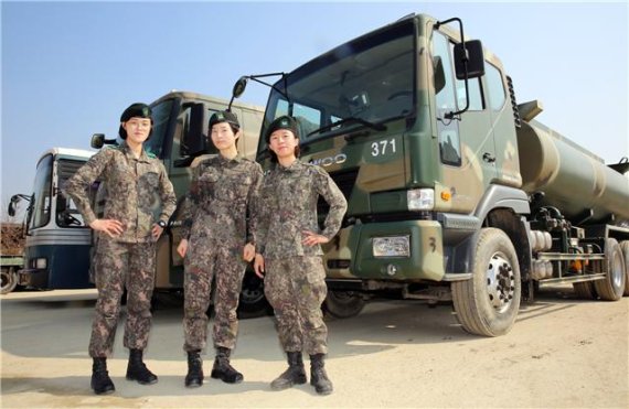 대형차량을 운전하는 김미선 하사, 이승연 중사, 김지선 하사(왼쪽부터) 등 2군지사 3인이 대형차량 앞에서 기념촬영하고 있다.