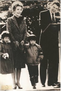 지난 1983년 11월 미국 백악관에 도착한 브렛 핼버슨(한국명 이길우)(오른쪽 두번째)과 안지숙양(왼쪽)이 로널드 레이건 대통령 부부의 소개를 받고 있다. 선천성 심장병을 앓던 이들은 수술 후 건강을 찾았으며 이는 한국에서 심장병 어린이에 대한 관심이 커지는 계기가 됐다. 사진제공: 브렛 핼버슨