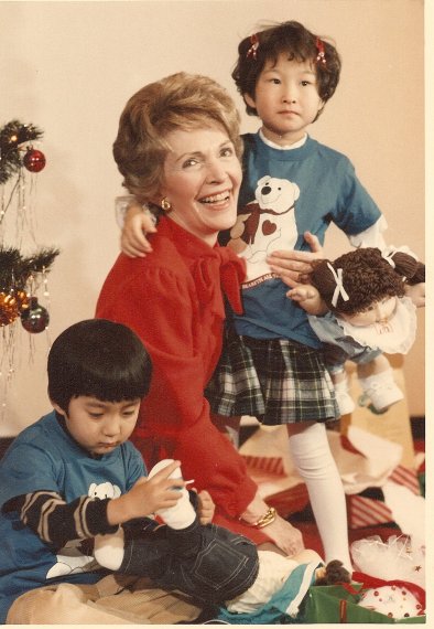 6일(현지시간) 타계한 낸시 레이건 여사가 지난 1983년 12월 미국 뉴욕에서 선천성 심장병 수술을 성공적으로 마친 이길우군(왼쪽·미국명 브렛 핼버슨)과 안지숙양에게 크리스마스 선물을 주며 같이 기뻐하고 있다. 사진제공=브렛 핼버슨