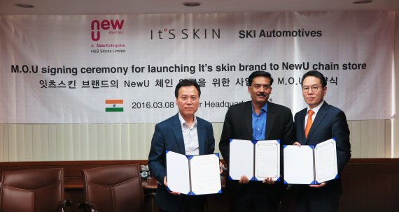 잇츠스킨은 지난 8일 인도 현지 수입업체인 에스케이아이사(SKI Automotives India Pvt Ltd 이하 'SKIA社')를 통해 인도 다부르 인디아그룹(Dabur社)의 자회사인 뉴유(H&B Stores Limited 이하 'NewU')의 유통체인 입점을 위한 양해각서(MOU)를 체결했다. 유근직 잇츠스킨 대표(오른쪽)이 협약을 맺은 관계자들과 기념촬영을 하고 있다.