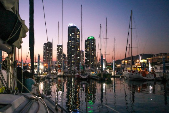 '선셋 세일링 요트 투어'.