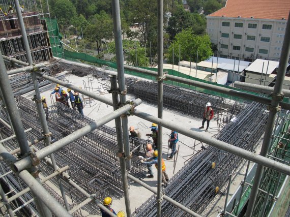 포스코건설이 캄보디아 프놈펜에서 짓고 있는 익스체인지 스퀘어 2단계 공사 현장. 현재 14층까지 올라간 가운데 3층 테라스 공간에서 철골 구조물을 제작하고 있다.