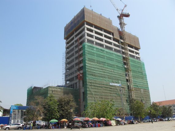 ▲포스코건설이 캄보디아 프놈펜에서 짓고 있는 익스체인지 스퀘어 2단계 공사 현장. 2월말 현재 14층까지 골조공사를 마쳤다.