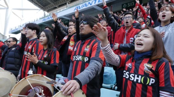 FC서울 서포터즈가 국악 응원가로 응원하는 모습. (사진=국립국악원 제공)