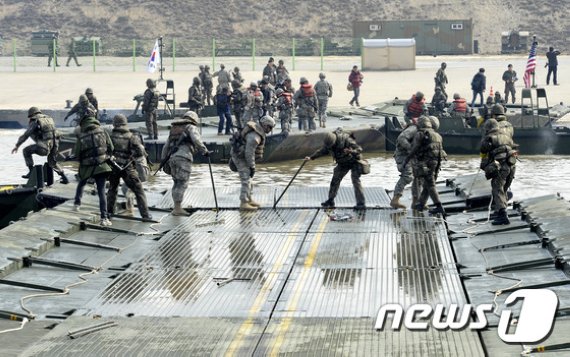 한미 장병들이 부교를 구축하고 있다. /사진=뉴스1