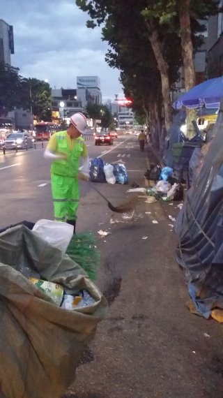 환경미화원 체험기에서 기자의 멘토였던 서울 영등포구청 소속 환경미화원 이황용씨가 거리를 청소하고 있다.