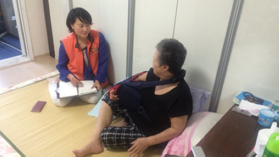 반은영 주거복지상담사(왼쪽)가 SH공사 임대주택 서울 신내 12단지에 위치한 방명순 할머니 댁을 직접 방문해 할머니를 보살피고 있다.